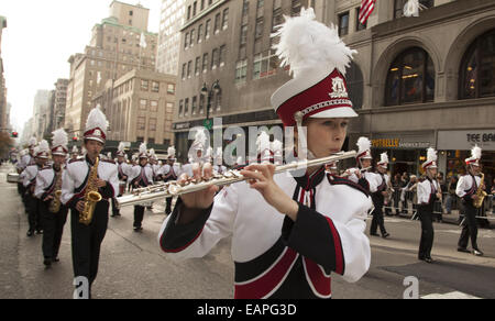 High School marschierendes Band marschiert, 5th Ave., bei der Veterans Day Parade in New York City. Stockfoto