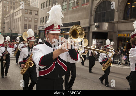 High School marschierendes Band marschiert, 5th Ave., bei der Veterans Day Parade in New York City. Stockfoto