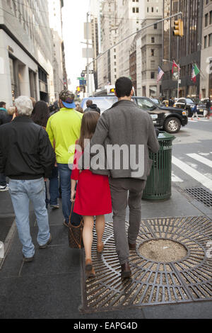 Junges Paar, 5th Avenue, Manhattan, NYC. Stockfoto