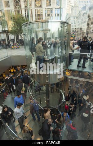 Der kultige Glaskubus Apple Store, wo Kunden in den Laden am 59th St. & 5th Avenue in New York absteigen. Stockfoto