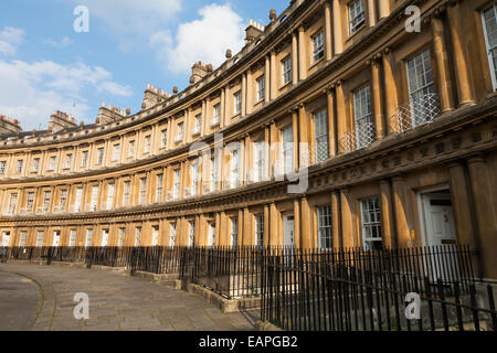 Halbmond / Terrasse der großen Stadt Häuser / Reihenhäuser in The Circus, Bath, Somerset UK. Es ist ein Beispiel der georgischen Architektur Stockfoto