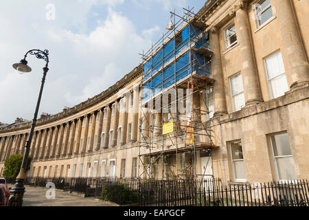 Haus Renovierung / Gerüst / Bauherren Werke Gerüste auf Royal Crescent, Bad. VEREINIGTES KÖNIGREICH. Der Halbmond wurde 1769-1774 errichtet. Stockfoto