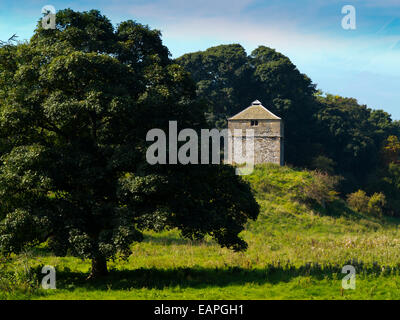 Stein Taubenschlag auf dem Gelände des Haddon Hall in der Nähe von Bakewell im Peak District Nationalpark Derbyshire Dales England UK Stockfoto