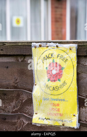 Ein Protest-Banner gegen Fracking auf eine Haus-Tor in der Nähe einer Farm bei wenig Plumpton in der Nähe von Blackpool, Lancashire, UK, wo die Stockfoto