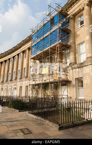 Haus Renovierung / Gerüst / Bauherren Werke Gerüste auf Royal Crescent, Bad. VEREINIGTES KÖNIGREICH. Der Halbmond wurde 1769-1774 errichtet. Stockfoto