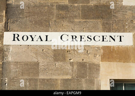 Straße / Straße Namensschild auf einer Hauswand in The Royal Crescent Bad gemalt. England Großbritannien UK. Stockfoto