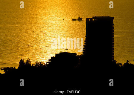 Silhouette Aussicht Hua Hin Stadt bei Sonnenaufgang schöne Landschaft Stadt am Meer in Prachuap Khiri Khan Provinz von Thailand. Stockfoto