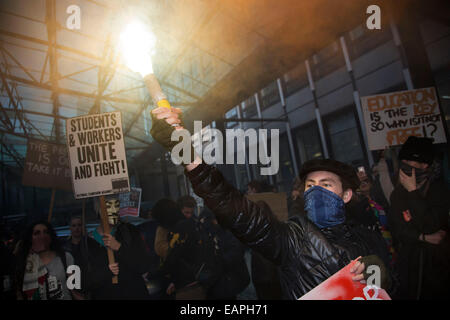 London, UK. 19. November 2014. Montage gegen Sparmaßnahmen Studentendemonstration gegen Bildung Ausgabenkürzungen, Studiengebühren und die daraus resultierende Studenten Schulden. Bildnachweis: Michael Kemp/Alamy Live-Nachrichten Stockfoto