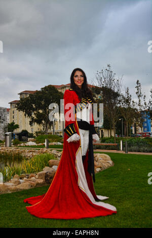 Gibraltar. 19. November 2014. Miss Gibraltar 2014 Shyanne Azzopardi zeigte im Commonwealth Park in Gibraltar die Tracht, die, der Sie am diesjährigen Schönheitswettbewerb Miss World in London tragen wird. Shyanne wird Gibraltar am Ende dieser Woche verlassen. Bildnachweis: Stephen Ignacio/Alamy Live-Nachrichten Stockfoto