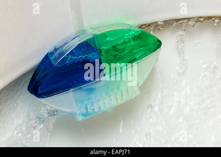 Strömung von Wasser in einer Toilette mit Deo Stockfoto