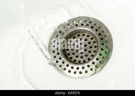 Fließendem Leitungswasser in einem Waschbecken den Abfluss Stockfoto