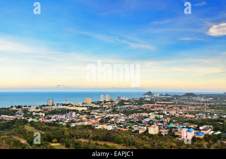 Höhe Winkel angelegten Hua Hin Stadt in den Abend, schöne Landschaft Stadt am Meer in Prachuap Khiri Khan Province of Thail anzeigen Stockfoto