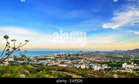 Höhe Winkel angelegten Hua Hin Stadt in den Abend, schöne Landschaft Stadt am Meer in Prachuap Khiri Khan Province of Thail anzeigen Stockfoto