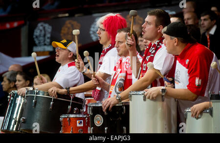 Prag, Tschechische Republik. 19. November 2014. Fans von Nymburk sind in der Herren 6. European Basketball Cup Gruppe C Vorrundenspiel Nymburk - Nancy in Prag, Tschechische Republik, 19. November 2014 abgebildet. © Vit Simanek/CTK Foto/Alamy Live-Nachrichten Stockfoto