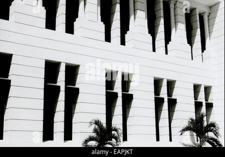 Schwarze und weiße chiaroscuro Bank von Indonesien Gebäude in Yogyakarta auf Java in Indonesien in Südostasien im Fernen Osten. Licht und Schatten dunkel Stockfoto