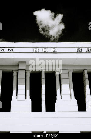 Schwarze und weiße Chiaroscuro an der Bank von Indonesien Gebäude in Yogyakarta auf Java in Indonesien in Südostasien im Fernen Osten. Helle und dunkle Schatten Stockfoto