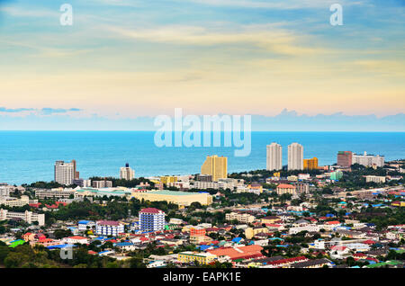 Höhe Winkel angelegten Hua Hin Stadt in den Abend, schöne Landschaft Stadt am Meer in Prachuap Khiri Khan Province of Thail anzeigen Stockfoto