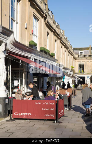 Cheltenham, Gloucestershire England UK Gusto Café Montpellier zu Fuß Stockfoto