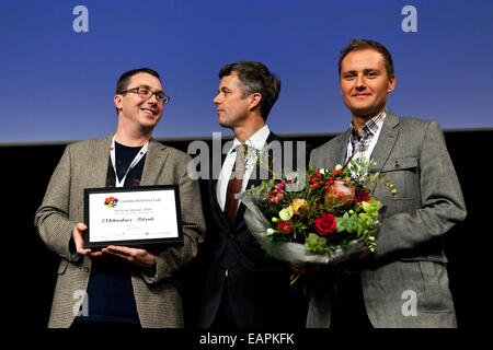 Kopenhagen, Dänemark, 19. November 2014: Seine königliche Hoheit Kronprinz Frederik (Foto, Mitte) präsentiert die Welt Welt beste kreative Jungunternehmer: CTAventure aus Danzig, Polen, für ihre Augmented-Reality-Technologie – Software, die traditionellen Lehrbüchern in der Schulklasse ersetzt. Foto rechts: Mateusz Marmołowsk (CTO), Foto links: Marek Trojanowicz (CEO). Sie gewann im Wettbewerb mit jungen Unternehmern aus 50 andere Länder, die in Kopenhagen versammelten sich während 3 Tagen um die besten der besten zu finden, ihre Ideen in die Jurys pitch. Bildnachweis: OJPHOTOS/Alamy Live-Nachrichten Stockfoto