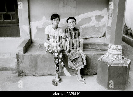 Alte Dame und ihre Urenkelin in Yogyakarta auf Java in Indonesien in Südostasien im Fernen Osten. Indonesische Volk Reportage Bildjournalismus Reisen Stockfoto