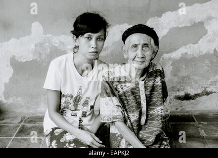 Alte Dame und ihre Urenkelin in Yogyakarta auf Java in Indonesien in Südostasien im Fernen Osten. Indonesische Volk Reportage Bildjournalismus Reisen Stockfoto