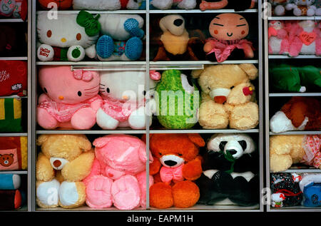 Toy Shop in Yogyakarta auf Java in Indonesien im Fernen Osten Südostasien. Spielzeug Teddy Bären Kinder Kindheit Kleinkind Shopping Fenster aufzurufen. Stockfoto