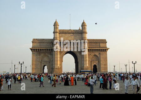 Fußgänger genießen den Abend am Tor zu Indien Mumbai Stockfoto