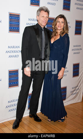 Philadelphia, Pennsylvania, USA. 18. November 2014. (L - R) Jon Bon Jovi und Dorothea Bon Jovi besuchen die 2014 Marian Anderson Award Gala Ehren Jon Bon Jovi im Kimmel Center am 18. November 2014 in Philadelphia, Pennsylvania, Vereinigte Staaten von Amerika. Bildnachweis: Paul Froggatt/Alamy Live-Nachrichten Stockfoto