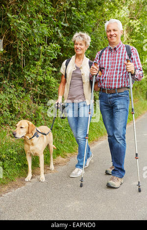 Älterer Mann und Frau, Wanderungen und Spaziergänge mit Hund in der Natur Stockfoto