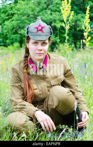 Das Mädchen in Form von ein Soldat der Roten Armee Stockfoto