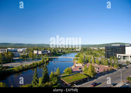 Luftaufnahme der Innenstadt von Fairbanks und das goldene Herz Park im Sommer In Alaska Stockfoto