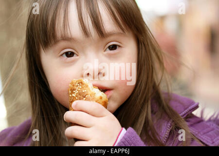 Porträt von schönen Mädchen, dass Essen Baguette Stockfoto