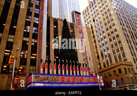 NYC: Weltberühmte Radio City Music Hall im Rockefeller Center mit seiner Weihnachten Feiertagsdekorationen Stockfoto