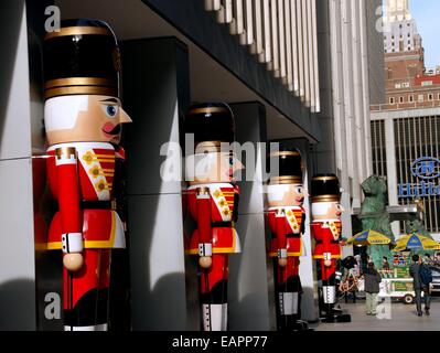 NYC: Riesen Weihnachten Urlaub Nussknacker Statuen stehen stramm vor ein Büroturm auf der Avenue of the Americas Stockfoto