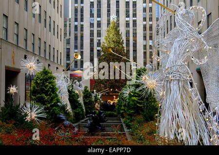 NYC: Die Kanal-Gärten mit Engeln spielen vergoldet, Hörner und Blick auf den Weihnachtsbaum am 30 Rockefeller Center Stockfoto