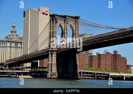 NYC: Der Westturm von der Brooklyn Bridge und die Verizon Telefon Büro Gebäude in lower Manhattan * Stockfoto