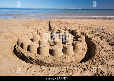 Eine Sandburg am Strand von Bamburgh, Northumberland, UK. Stockfoto