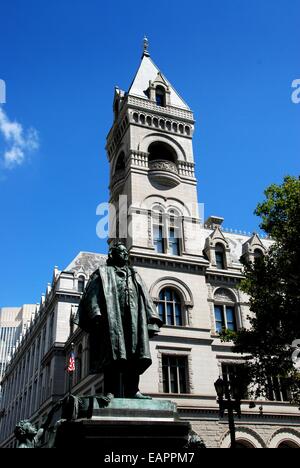 BROOKLYN, NY: Beecher-Statue und der Neo-romanischen Turm der das Postgebäude in Cadman Square Stockfoto