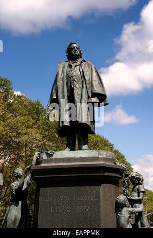 BROOKLYN, NY: Statue von Beecher (1813-1887) steht am westlichen Rand der Cadman Plaza Stockfoto