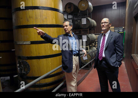 US-Arbeitsminister Thomas Perez tourt das Fass Zimmer mit Jim Koch, der Gründer der Brauerei Samuel Adams bei einem Rundgang durch den Bier-Maker 17. November 2014 in Boston, MA. Stockfoto