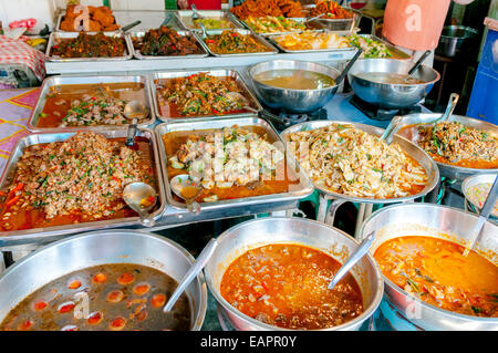 Auswahl an mehrere typische orientalische Lebensmittel ausgesetzt auf einem Straßenmarkt Schreibtisch in Asien Stockfoto
