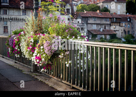 Blumen auf Brücke über Fluss Isle Stadt Périgueux Dordogne Aquitanien Frankreich Europas Stockfoto