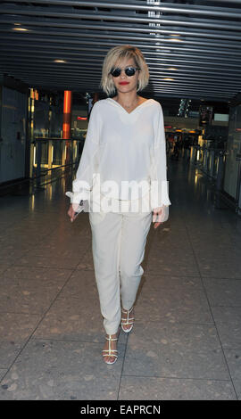 Rita Ora kommt am Flughafen Heathrow nach ein Wirbelwind rund um die Uhr mit Cannes: Rita Ora wo: London, Vereinigtes Königreich bei: 17. Mai 2014 Stockfoto