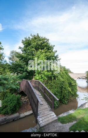 Eine einzigartige geschwungene Holzbrücke in den Gärten von Shakespeare in Stratford, Ontario Kanada Stockfoto