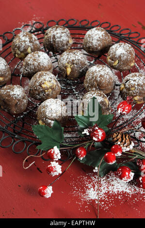 Weihnachten Schokolade und Karamell fudge Cookies auf Vintage Backrost auf dunkelroten rustikale Holz Hintergrund mit festlichen Dekorationen Stockfoto