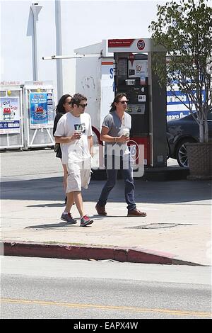 Lukas Haas genießt Kaffee auf dem Robertson Boulevard mit einem Freund Featuring: Lukas Haaas Where: Los Angeles, California, Vereinigte Staaten von Amerika bei: 18. Mai 2014 Stockfoto