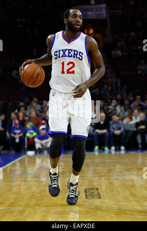 Philadelphia, Pennsylvania, USA. 19. November 2014. Philadelphia 76ers weiterleiten Luc Richard Mbah ein Mouté (12) in Aktion während der NBA-Spiel zwischen den Boston Celtics und die Philadelphia 76ers im Wells Fargo Center in Philadelphia, Pennsylvania. Bildnachweis: Cal Sport Media/Alamy Live-Nachrichten Stockfoto