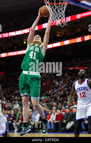 Philadelphia, Pennsylvania, USA. 19. November 2014. Boston Celtics Zentrum Kelly Olynyk (41) steigt für die Aufnahme in das NBA-Spiel zwischen den Boston Celtics und die Philadelphia 76ers im Wells Fargo Center in Philadelphia, Pennsylvania. Bildnachweis: Cal Sport Media/Alamy Live-Nachrichten Stockfoto