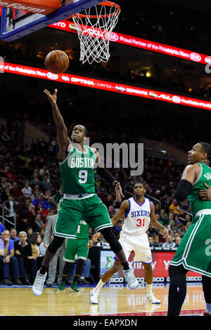 Philadelphia, Pennsylvania, USA. 19. November 2014. Boston Celtics Guard Rajon Rondo (9) stellt den Schuss während der NBA-Spiel zwischen den Boston Celtics und die Philadelphia 76ers in der Wells Fargo Center in Philadelphia, Pennsylvania. Bildnachweis: Cal Sport Media/Alamy Live-Nachrichten Stockfoto