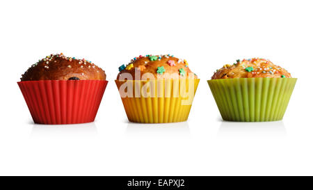 Leckere Muffins in bunten Formen zum Backen. Clipping-Pfad. Stockfoto